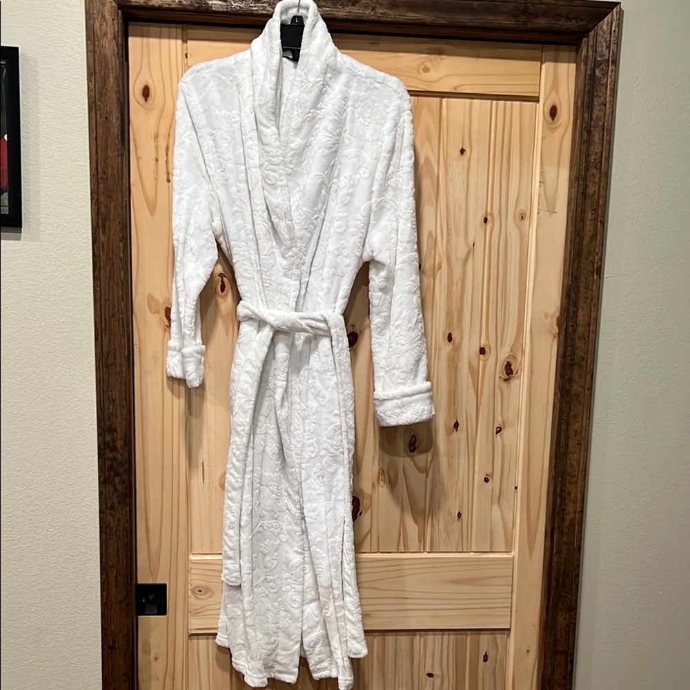 Hannah White Plush Terry Robe.. NWOT